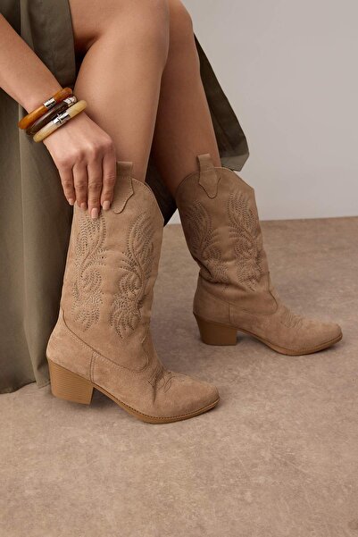 TRENDYOL SHOES Dámské kovbojské boty s vyšívanou špičkou a blokovým podpatkem z norkového semišeTAKAW26BO00047