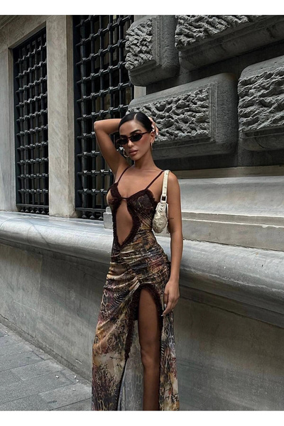 VİSKALİ Kadın Premium Göğüs Dekolteli Fırfırlı Yırtmaç Detaylı Askılı Yeşil Desenli Maxi Elbise