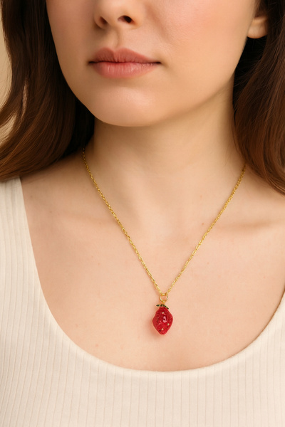 LuxeGem Çelik Kolye Çilek Figürlü – Kadın Takı 316L Çelik