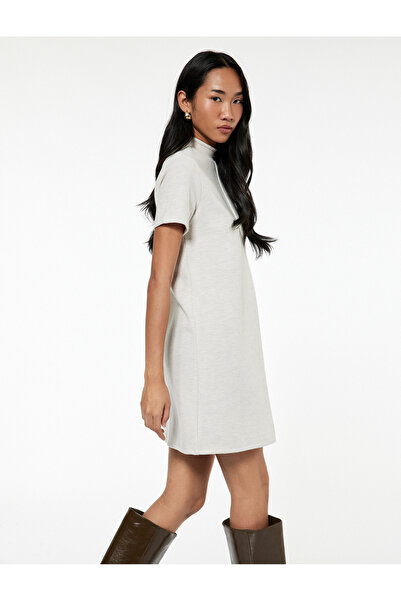 Koton Mini úpletové šaty Slim Fit s krátkym rukávom a stojatým golierom