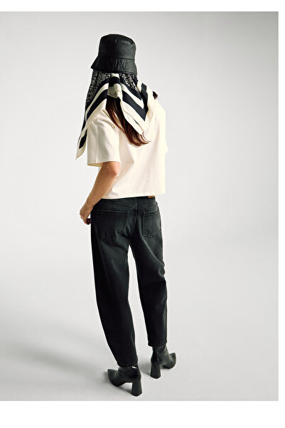 United Colors of Benetton Γυναικείο μπλουζάκι από κρεμ βαμβακερό μείγμα με λουλουδάτο απλικέ