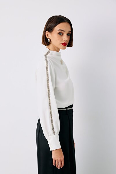 Sateen Omuz Aksesuarlı Bluz - Ekru