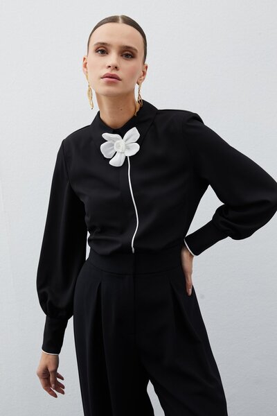 Sateen Yaka Çiçek Detaylı Bluz - SİYAH