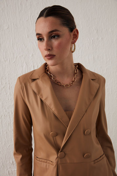 Sateen Μπεζ δερμάτινο μπουφάν με διπλό στήθος - Λεπτομέρεια με κουμπί