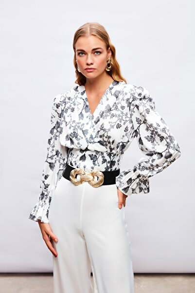 Sateen Атласна блузка з рукавом волан BLACK