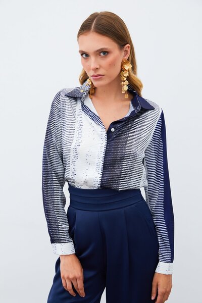 Sateen Обикновена тъмносиня риза с шарки