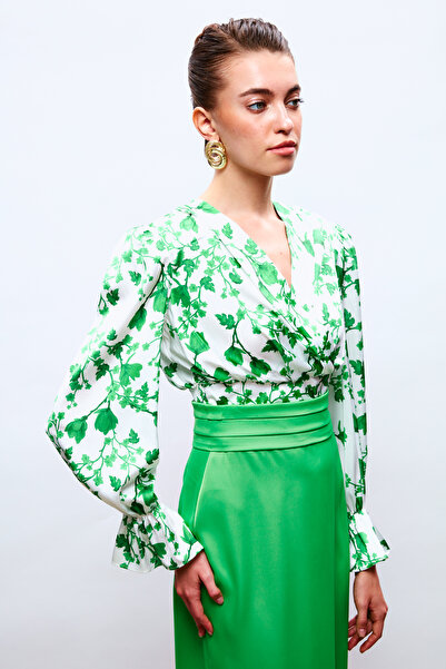 Sateen Зелена атласна блуза - з воланами та деталями на рукавах