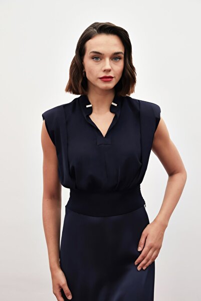 Sateen Yaka Aksesuarlı Kolsuz Bluz - LACİVERT