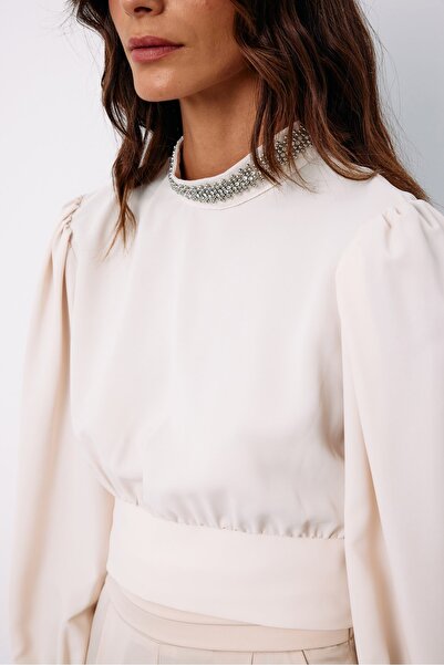 Sateen Yaka Aksesuarlı Bluz - Bej