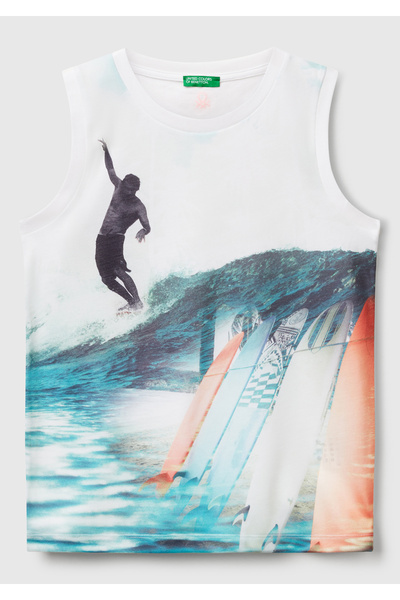 United Colors of Benetton Tricou alb pentru băiat, cu imprimeu în față, cu guler în spate, cu detaliu logo, fără mâneci