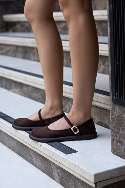 DESPİNA Kadın Altın Toka Detaylı Kadın Kahve Süet Ayakkabı – Yuvarlak Burun Rahat Günlük Ayakkabı