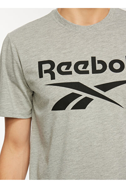 Reebok 100071173 IDENTITY STACKE Ανδρικό μπλουζάκι με στρογγυλή λαιμόκοψη κανονικής εφαρμογής σε γκρι μελανζέ
