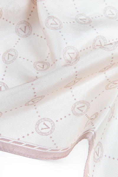 Vissona Σάλι 90x210 σε μπεζ χρώμα με μοτίβο λογότυπου 100% Silk V