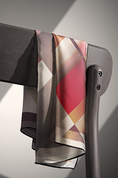 Vissona %100 Twill İpek Geometrik Desenli Bej - Kırmızı Renkli 90x90 Eşarp Dikim Şekli : El Dikişi