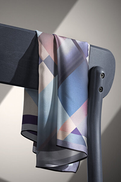Vissona %100 Twill İpek Geometrik Desenli Gri - Bebe Mavisi Renkli 90x90 Eşarp Dikim Şekli : El Dikişi
