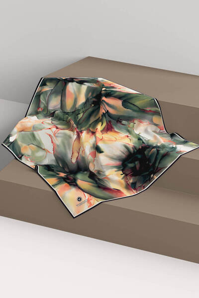 Vissona %100 Twill İpek Batik Çiçek Desenli Zümrüt Yeşili - Hardal Renkli 90x90 Eşarp Kenar Dikiş Şekli El D