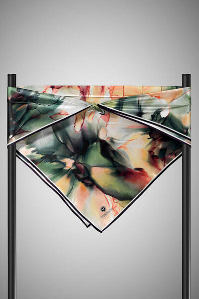 Vissona %100 Twill İpek Batik Çiçek Desenli Zümrüt Yeşili - Hardal Renkli 90x90 Eşarp Kenar Dikiş Şekli El D