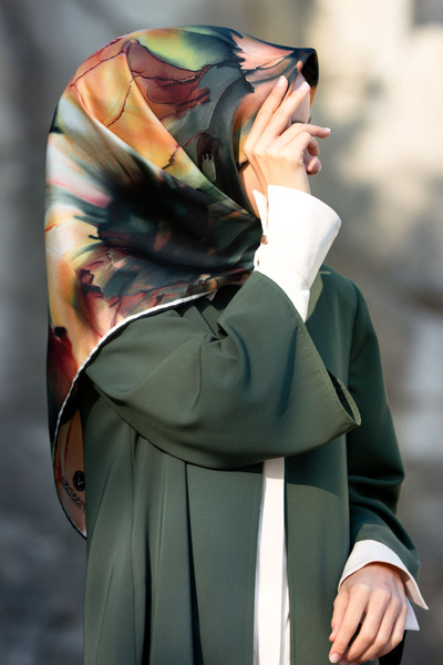 Vissona %100 Twill İpek Batik Çiçek Desenli Zümrüt Yeşili - Hardal Renkli 90x90 Eşarp Kenar Dikiş Şekli El D