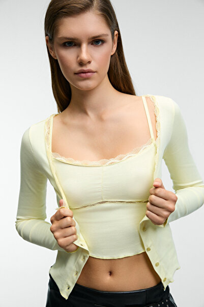 GRIMELANGE ELVURA Kadın Esnek Kumaşlı Yakası Dantel Detaylı Düğmeli Bluz Ve Atlet İkili Takım Sarı Bluz