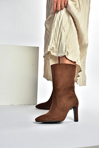 Fox Shoes L404891302 Γυναικείες μπότες με λεπτό τακούνι καφέ σουέντ