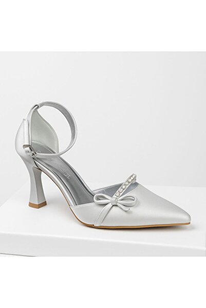 mka mikana حذاء من الساتان بكعب على شكل فيونكة حجرية