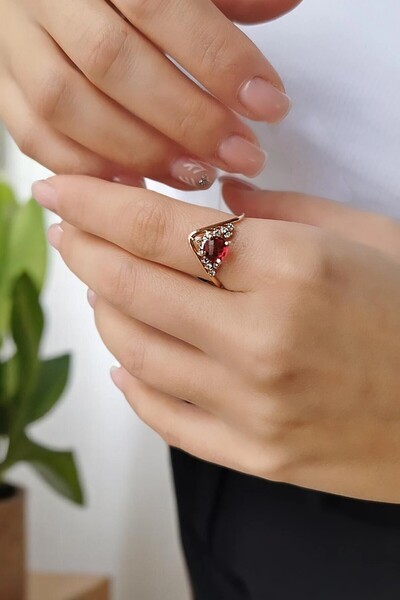 Utku Kuyumculuk 14 AYAR ROSE RENGİ İTALYAN MODEL FUŞYA TAŞLI ALTIN YÜZÜK