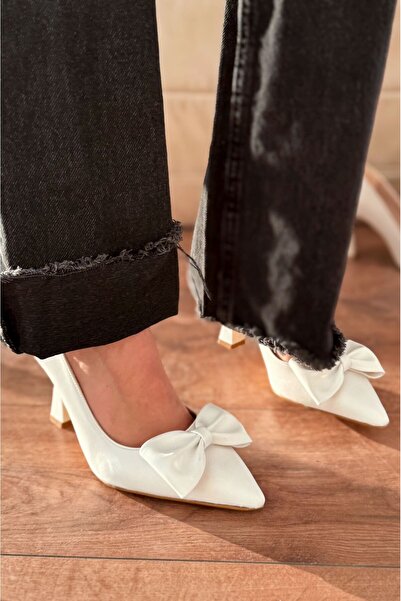 I Love Shoes حذاء أودرين مصنوع من الجلد غير اللامع مع تفاصيل فيونكة بيضاء