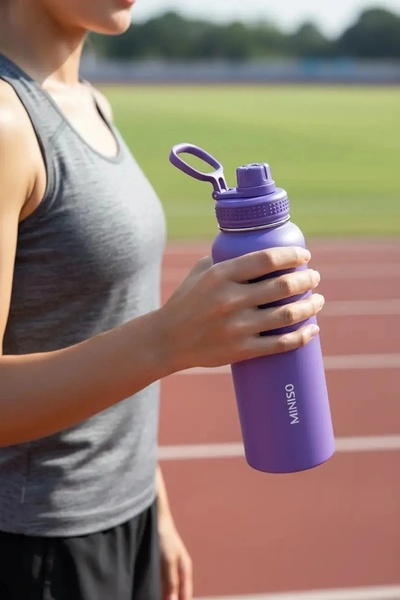 Miniso Klasik Tasarım Tutacaklı Suluk Sızdırmaz Kapaklı Çelik Su Kabı (1400ML) - Mor