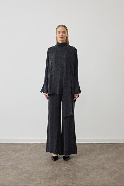 TERZİ DÜKKANI طقم بنطلون من الحرير المصقول بتفاصيل شال ميلا ذو الملمس الخاص ب...