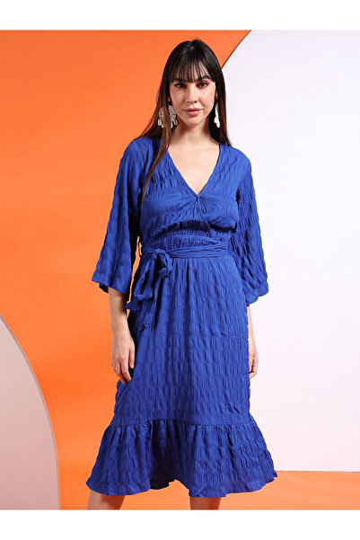 Freehand By Styli فستان نسائي أزرق متوسط ​​الطول من قماش السيرساكر ملفوف من ا...