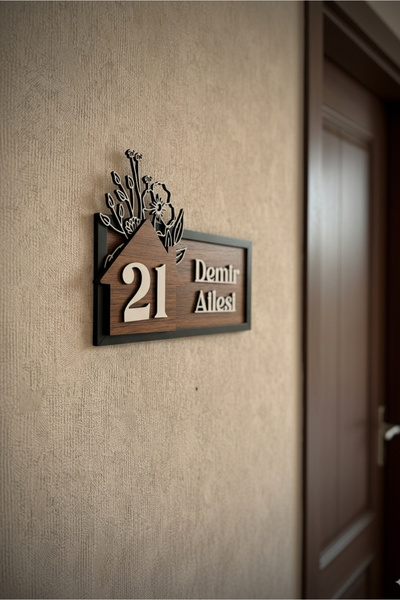 SepetDoluyor Kişiye Özel Ahşap Kapı Numarası ve Soyisimli Kapı Süsü – Çiçekli Kapı Süsü – 3 Renk Seçeneği