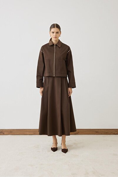 TERZİ DÜKKANI طقم تنورة مزين باللؤلؤ من سبارك باللون البني