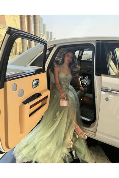 Fashion jewels Green dress with elegant design.