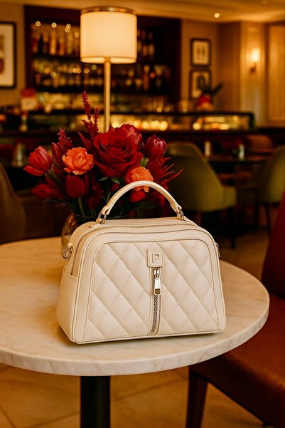 ESTUTE Lüks Kapitone Deri Omuz Çantası – Metal Detaylı Şık Model