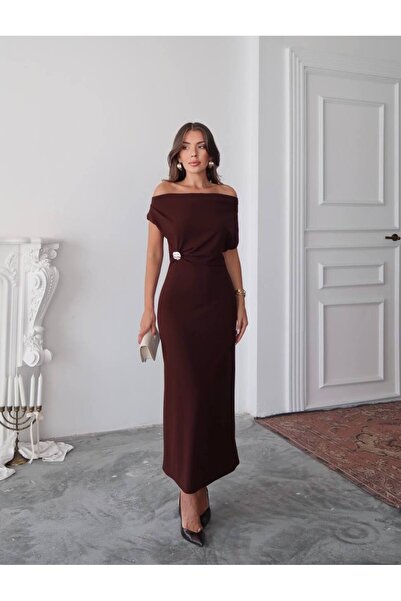 Miss Beyoğlu فستان طويل من قماش السكوبا كريب بتفاصيل ذهبية للموسم الجديد