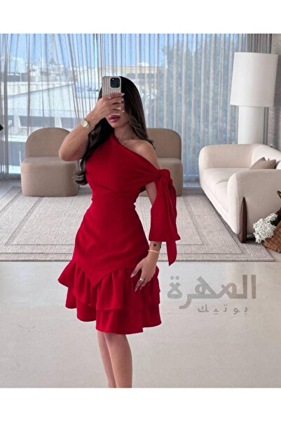 Al Mahra Boutique Short red evening dress, with a modern and distinctive cut.