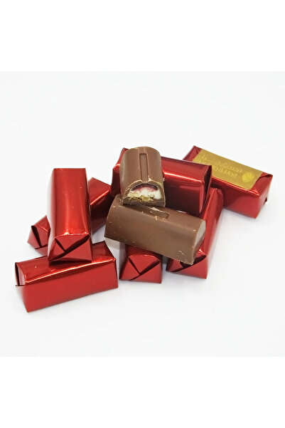 Fustuq & Hail شوكولاتة بلجيكية محشوة بكعكة الجبن ومربى التوت البري