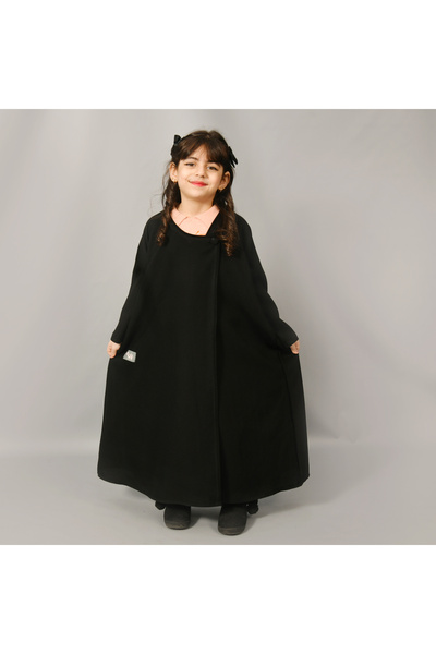 lamha abaya Abaya Zahra Lamhha No. 5 with a button on the side of the abaya
