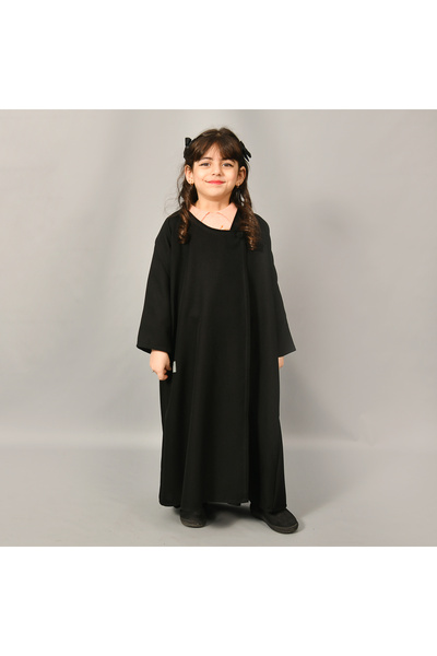 lamha abaya Abaya Zahra Lamhha No. 5 with a button on the side of the abaya