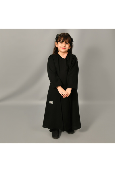 lamha abaya Abaya Zahra Lamha No. 6, black, with pleats on the sides of the abaya, closed with snaps