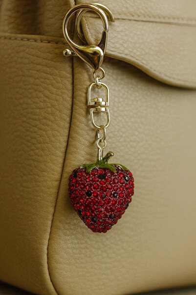 MD Moda Accessories سلسلة مفاتيح معدنية على شكل فراولة حجرية حمراء