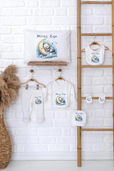 Pia Baby Kutulu İsimli Bebek Hediye Seti – Yastık Kılıfı, Zıbın, Şapka, Önlük ve Pamuklu Alt Üst Takım
