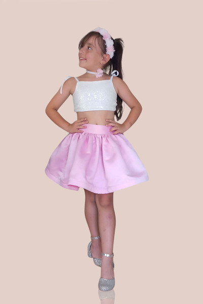 GİST KIZ ÇOCUK BEYAZ ARKADAN BAĞLAMALI ASKILI PULLU CROP PEMBE SATEN ETEK ABİ...