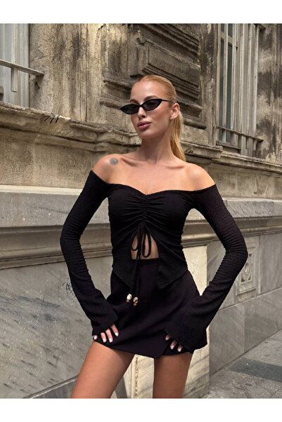 Le Savu بلوزة قصيرة باللون الأسود مع تفاصيل من الخرز ورباط