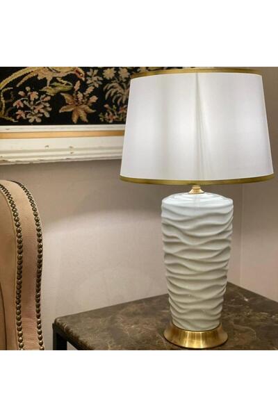 Shihon Shehon table lamp with a stylish and modern design