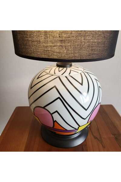 Shihon Shehon table lamp with a stylish and modern design
