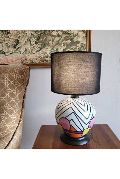Shihon Shehon table lamp with a stylish and modern design