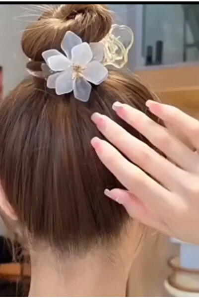 By Saadet Özkanlı مشبك شعر على شكل فراشة بتفاصيل زهرية