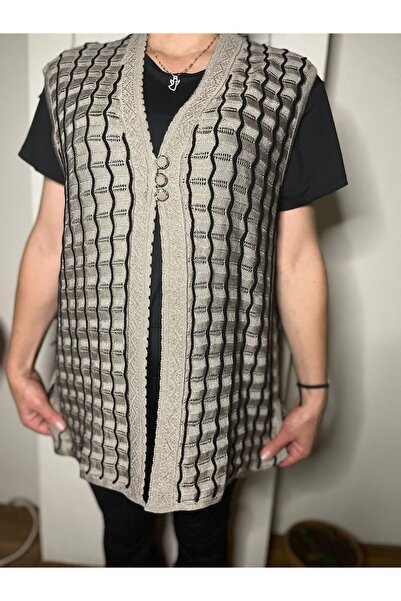 Mako Vest with Three Buttons, Stylish for Travel and Special Occasions.
