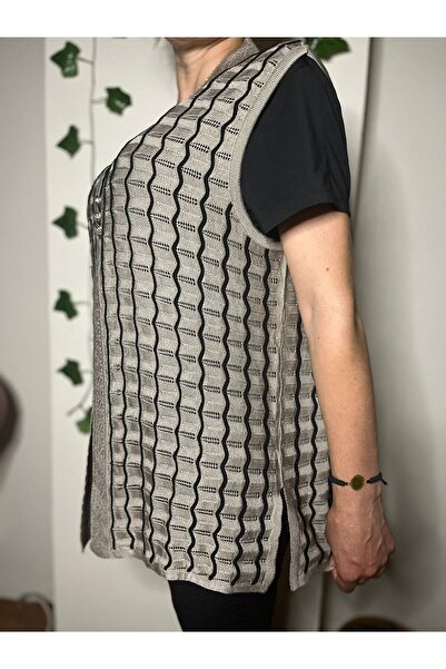 Mako Vest with Three Buttons, Stylish for Travel and Special Occasions.